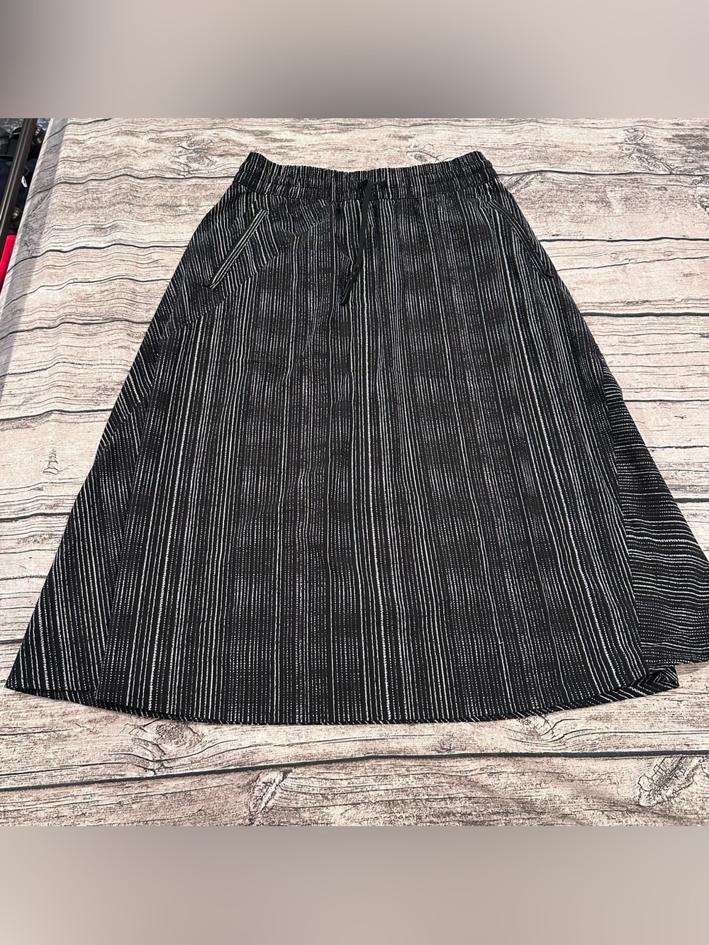 Athleta Black and White Stripe Patterned A-Line Midi Skirt Size 8